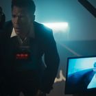 09:51:18 auf Gerät, Mann in Anzug, konzentriert, Kamera und Monitor zeigen Nahaufnahme seines Gesichts.