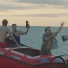 Texte: Andy's, Mercury. Drei Männer in einem roten Schnellboot; einer wirft einen Zylinder, ein anderer hält ein Tablet.