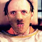 Ein Mann trägt eine Maske, die seinen Mund mit Metallstäben bedeckt, und schaut direkt nach vorne.