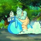 Eine Zeichentrickfigur fährt eine blau qualmende Walze durch einen grünen Wald. Begleitet von einem anderen Wesen.