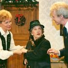 Zwei Frauen und ein Mann in festlicher Umgebung, eine hält einen Weihnachtskranz. Die ältere Frau trägt Hut und Mantel.