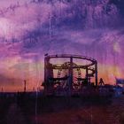 Ein überlagerndes Bild von einem Vergnügungspark vor einem Wald, in Lila- und Orangetönen getaucht, wirkt surreal.