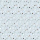 Schneeflocken, Pinguine, Schneemänner, Tannenzapfen und Zweige auf hellblauem Hintergrund in regelmäßiger Anordnung.