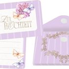 „Zur Hochzeit“ steht auf einer Karte mit Schmetterlingen und Blumen. Lila Umschlag mit floralem Muster.