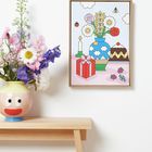 Illustration eines Tisches mit Blumenvase; daneben bunte Pflanzen, Geschenk, Kerze und Dessert.