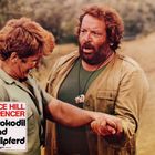Text: "Terence Hill Bud Spencer Das Krokodil und sein Nilpferd." Zwei Männer stehen draußen nah beieinander.