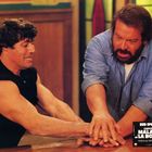 "Bud Spencer, Capitaine Malabar, réal. par Michele Lupo." Zwei Männer drücken zusammen die Hände auf einen Tisch.