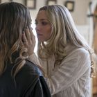 Keine sichtbaren Texte. Zwei Frauen stehen sich nah, eine mit blonder, die andere mit brauner, langen Haaren in einem Innenraum.