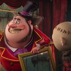 Ein fröhlicher Mann in rotem Zirkuskostüm, mit Zylinder, hält einen Rahmen. Daneben steht eine kahlköpfige Figur mit Nähten am Kopf.