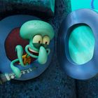 Eine grüne animierte Figur, hält eine Klarinette, schaut durch ein Bullauge aus einem steinartigen Gebäude nach draußen.