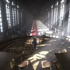 Eine lichtdurchflutete Halle mit gotischen Fenstern, in der Mitte eine Person auf einem kreisförmigen Muster im Boden.