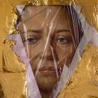 Keine erkennbaren Texte vorhanden. Eine gemalte Frau, umgeben von Goldfolie und transparentem Plastik.