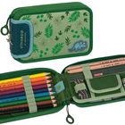 "smäepp by BRUNNEN" auf grünem Federmäppchen, Blattmuster und Dinosaurier-Aufnäher, gefüllt mit Buntstiften und Schreibwaren.