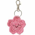 Ein rosa, plüschiger Schlüsselanhänger in Sternform, schlafendes Gesicht aufgestickt, mit Metallschlüsselring und Karabiner.