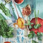 Tassen und Löffel mit Gewürzen auf hellblauer Holzfläche, unten Ganesha-Illustration, Grünkraut und Gewürze verteilt.