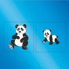 Zwei cartoonartige Pandas auf blauem, gepunktetem Hintergrund; links sitzend, rechts gehend.