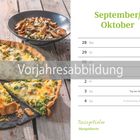 Vorjahresabbildung. September/Oktober. Rezeptidee: Mangoldtarte. Eine Tarte und ein Salat auf Holztisch.