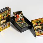 "Lenormand Garten der Geheimnisse" auf Karten und Box. Eine Hand hält Schlüssel. Karte zeigt Reiter auf weißem Pferd.