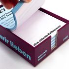 2027, was wir lieben in 365 Tagen. Eine stilvolle Kaffeepause. Lila Box mit Notizblättern zum Umblättern.