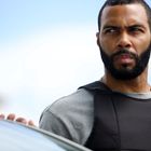 Es gibt keinen Text im Bild. Ein Mann mit Bart trägt eine Schutzweste und schaut ernst. Im Hintergrund ist ein blauer Himmel.