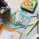 "AFFIRMATIONSKARTEN FÜR KINDER," "Dort gehe ich nach der Schule hin." Illustration von Karten mit Tieren, Stiften und einem offenen Buch.