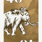 Zahlen „46“ oben und unten. Illustration eines Mammuts in dunklen Tönen auf einem hellbraunen Hintergrund.