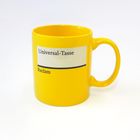 Gelbe Tasse mit der Aufschrift "Universal-Tasse" und "Reclam". Sie hat ein schlichtes, modernes Design.