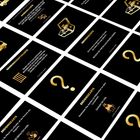 „Ereigniskarte“ und „Gemeinschaftskarte“ sind Titel auf schwarzen Karten. Goldene Illustrationen dekorieren sie.