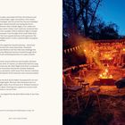 Links Text über Dunkelheit und Licht, rechts eine beleuchtete Waldszene mit Lagerfeuer, Holzhütte und Sitzbänken im Halbrund.