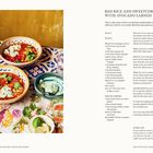 "RED RICE AND SWEETCORN SOUP WITH AVOCADO LABNEH" steht oben. Rezeptbeschreibung und Zutatenliste sind rechts. Links zwei Suppenschüsseln und ein Beilagenteller.