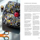 Links: Nähmaterial, bunte Stoffe, Nadelkissen mit Stecknadeln. Rechts: Text über Grundlagen des Quiltens, Ausrüstungs-Checkliste.