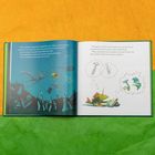 Links: "Who are these creatures?" Rechts: Ein illustriertes Buch mit Meerestieren, Werkzeugen und einem Fisch, der liest.