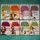 „Lola Levine“-Bücherreihe von Monica Brown, mit bunten Covern und spielenden Kindern.