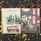 Ein Comic-Buch: Links "All around the town", Bus mit Monstern. Rechts "The Monsters on the bus growl...", Frankenstein-Monster.