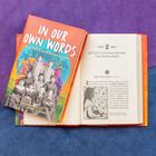 Buch "In Our Own Words" zeigt Geschichten über Internate indigener Gemeinschaften. Aufgeschlagenes Buch daneben sichtbar.