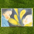 Text: "A smile." Zwei Kinder mit lächelnden Gesichtern sehen sich an, umgeben von gelben Lichtstrahlen. Illustration auf Gras.