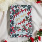 „New Moon“ und „Stephenie Meyer“ auf einem Buchcover mit roten Blumen und grünen Blättern vor hellem Hintergrund.