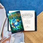 "The Last Immortals: Dawn of the Axolotl" von Kit Brooks. Ein fantastisches Cover zeigt ein leuchtendes, blaues Wesen.