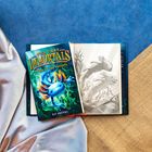 „THE LAST IMMORTALS: DAWN OF THE AXOLOTL" zeigt ein farbenfrohes Wesen, daneben eine Schwarz-Weiß-Illustration.