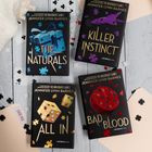 Buchtitel: "THE NATURALS", "KILLER INSTINCT", "ALL IN", "BAD BLOOD". Puzzle-Teile und Spielkarten umgeben die Bücher.