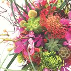 "Flower. To show a unique person." Ein bunter Blumenstrauß aus Orchideen, Sukkulenten, Gras und mehr.