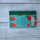 Grüner Rand oben, Hintergrund mit Erdbeeren und Text: "Not wholly in the busy world, nor quite beyond it, blooms the garden that I love."