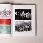"The Rolling Stones European Tour 1970", Konzertfotos, Menschenmenge, rot-grünes Ticket. Schwarz-weiß Bilder.