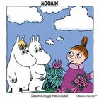 Text: "MOOMIN"
Zwei weiße, nilpferdähnliche Wesen und ein Mädchen stehen vor einer blauen, wolkigen Kulisse mit Blumen.