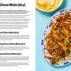 "Chicken Chow Mein (dry)" und Rezeptanweisungen. Rechts Teller mit gebratenen Nudeln, Hühnchenstücken und Frühlingszwiebeln.