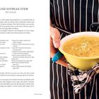 "Ground Soybean Stew - Biji Jjigae" steht oben. Rechts wird eine gelbe Schüssel mit Eintopf von Händen in schwarzer Schürze gehalten.