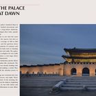 Chapter 1: THE PALACE AT DAWN. Links Text über das tägliche Leben im Joseon-Palast. Rechts ein traditionelles Tor bei Dämmerung.