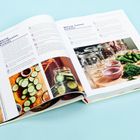 Seiten mit Anleitungen zu "Making Refrigerator Pickles" und "Making Canned Pickles", Fotos von Einmachgläsern und Gurkenscheiben.