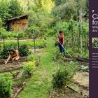 Kapitel 7: "Caring for Plants When They Are Growing". Zwei Frauen arbeiten in einem Gemüse- und Kräutergarten.