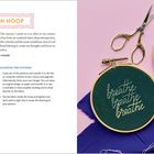 Links: "MEDITATION HOOP", "Materials". Rechts: Zwei bestickte Rahmen mit "rest rest rest" und "breathe breathe breathe".